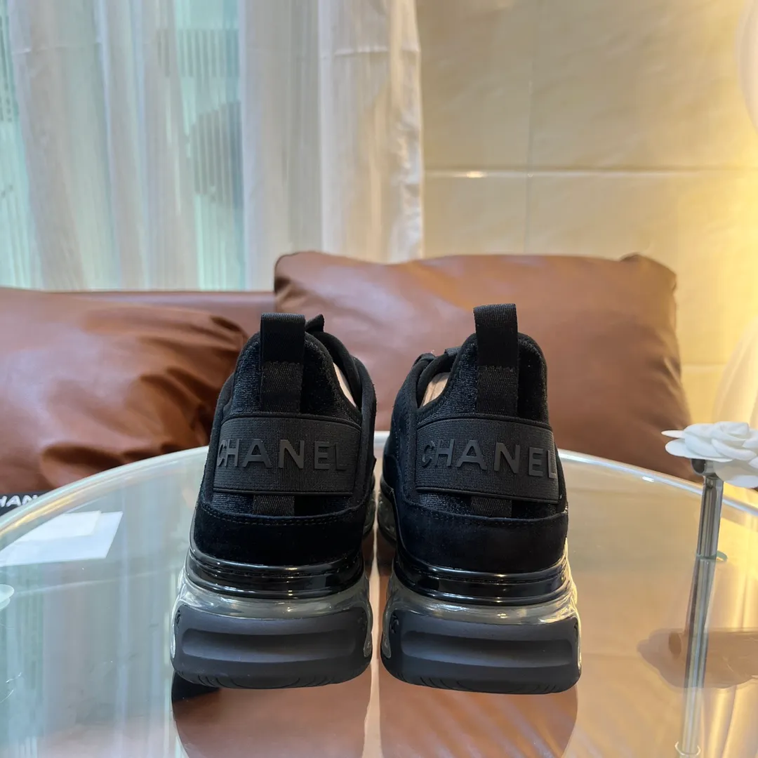 👟👟Ex-factory price 600👟👟 [Long-term supply of high-end versions] ⚠️Note: This model has many colors and the market has a complete range of colors. Welcome to consult ~ chanel Chanel Xiaoxiang casual sports shoes for couples and dad shoes for couples. The original version of the counter is 1:1, each color is accurately matched, and the internal standard is coded. ❣️Fabric material: original imported cow down + imported fabric, ❣️Inner material: imported breathable velvet, ❣️Outsole material: Original 1:1 mold opening, 3 layers of TPU ❣️Number of sizes: Women's 35-42 Men's 39-46 (Men's ➕10) Couple's version (with full set of high-end packaging)